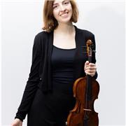 Profesora de Violín titulada por el Conservatorio Superior de Aragón y Máster en el Prins Claus Conservatorium (Países Bajos)